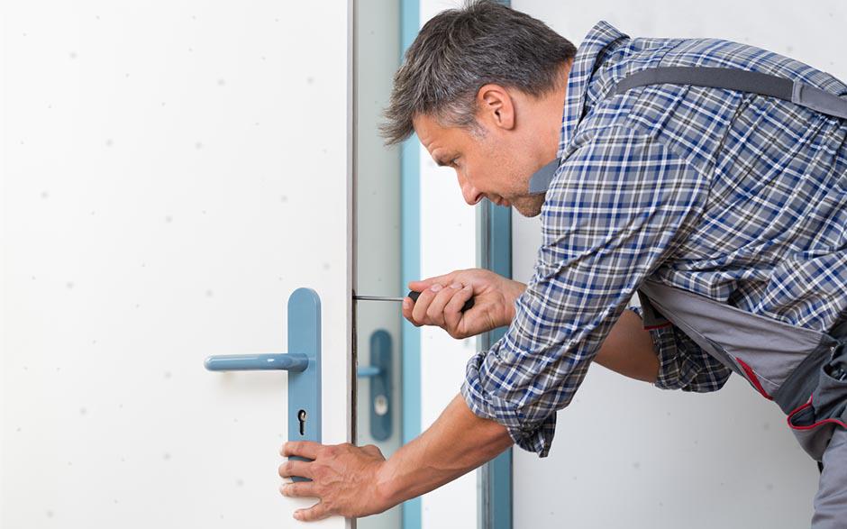 ouvrir une porte Trets